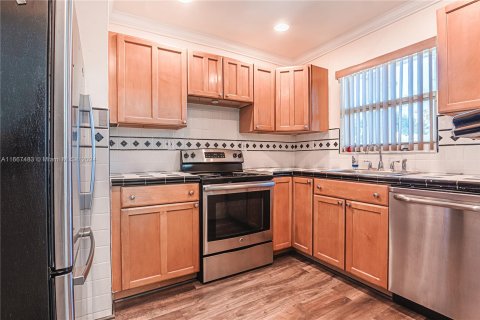 Condo in North Miami, Florida, 1 bedroom  № 1385903 - photo 2