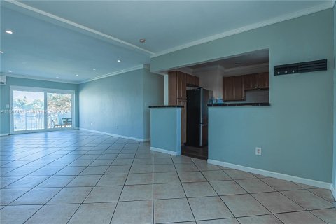 Condo in North Miami, Florida, 1 bedroom  № 1385903 - photo 1