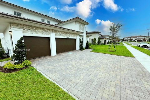 House in Davie, Florida 5 bedrooms, 379.04 sq.m. № 1385866 - photo 3