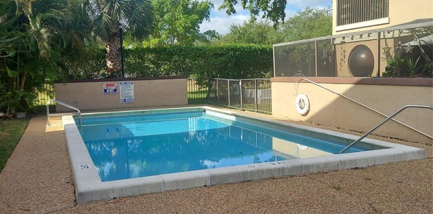 Townhouse in Coral Springs, Florida 3 bedrooms, 148.64 sq.m. № 1129042