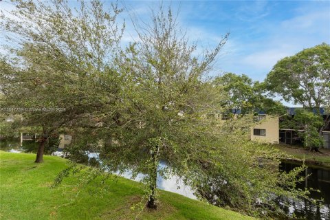 Condo in Weston, Florida, 2 bedrooms  № 1348077 - photo 26