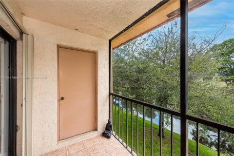 Condo in Weston, Florida, 2 bedrooms  № 1348077 - photo 24