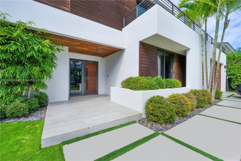 Casa en venta en Miami, Florida, 6 dormitorios, 470.83 m2 № 1348076 - foto 2