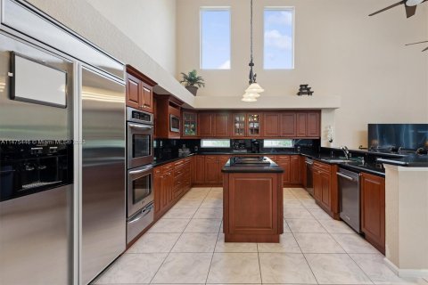 Villa ou maison à vendre à Pembroke Pines, Floride: 4 chambres, 356.56 m2 № 802372 - photo 5