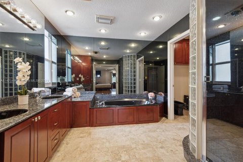 Villa ou maison à vendre à Pembroke Pines, Floride: 4 chambres, 356.56 m2 № 802372 - photo 18