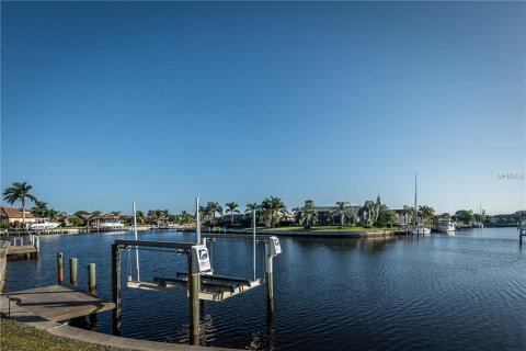 Villa ou maison à louer à Punta Gorda, Floride: 3 chambres, 210.42 m2 № 242175 - photo 4