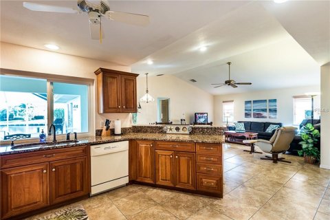 Villa ou maison à louer à Punta Gorda, Floride: 3 chambres, 210.42 m2 № 242175 - photo 14