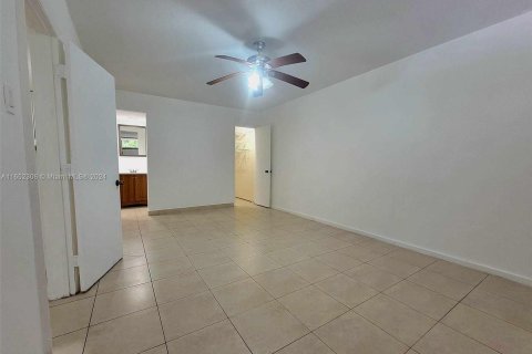 House in Miami Lakes, Florida 2 bedrooms, 73.39 sq.m. № 1348475 - photo 10