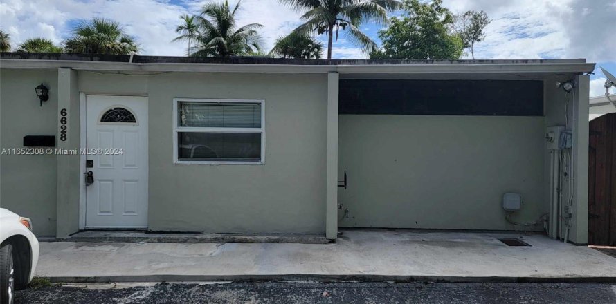 House in Miami Lakes, Florida 2 bedrooms, 73.39 sq.m. № 1348475