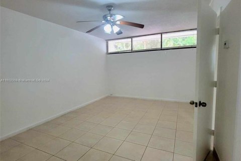 House in Miami Lakes, Florida 2 bedrooms, 73.39 sq.m. № 1348475 - photo 11