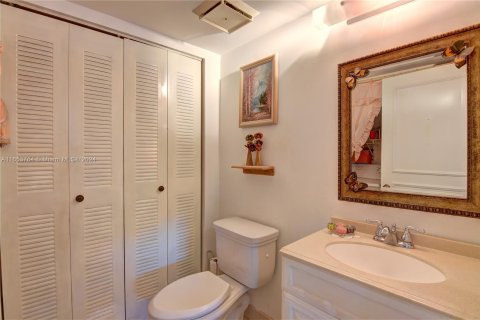 Townhouse in Miami, Florida 2 bedrooms, 120.96 sq.m. № 1348384 - photo 13