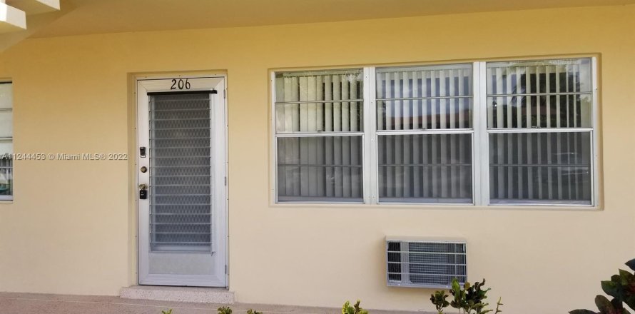 Condominio en West Palm Beach, Florida, 1 dormitorio  № 30630