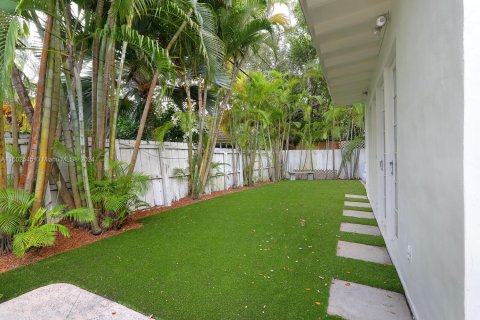 House in Miami, Florida 4 bedrooms, 287.07 sq.m. № 1221857 - photo 25