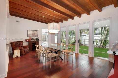 House in Miami, Florida 4 bedrooms, 287.07 sq.m. № 1221857 - photo 7