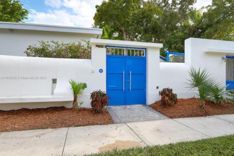 House in Miami, Florida 4 bedrooms, 287.07 sq.m. № 1221857 - photo 1