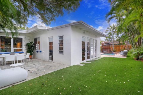 House in Miami, Florida 4 bedrooms, 287.07 sq.m. № 1221857 - photo 24