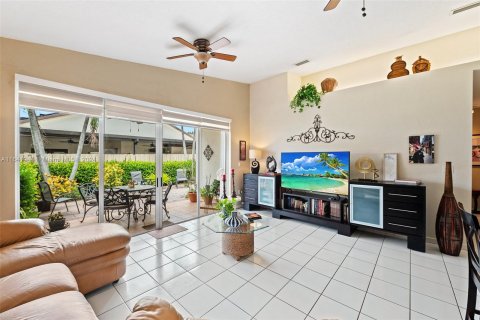 House in Miami Lakes, Florida 3 bedrooms, 175.49 sq.m. № 1320805 - photo 12