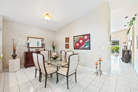 House in Miami Lakes, Florida 3 bedrooms, 175.49 sq.m. № 1320805 - photo 6