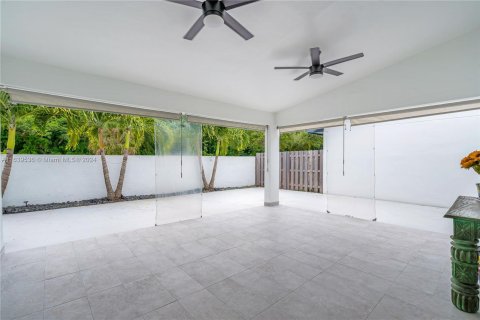 House in Miami, Florida 4 bedrooms, 141.21 sq.m. № 1320755 - photo 22