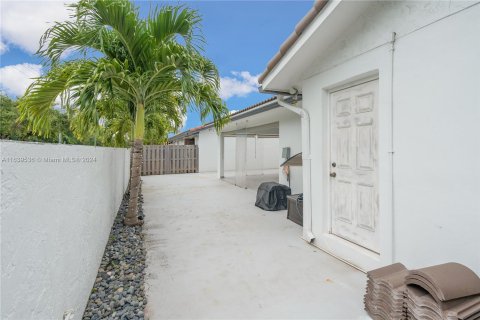 House in Miami, Florida 4 bedrooms, 141.21 sq.m. № 1320755 - photo 23