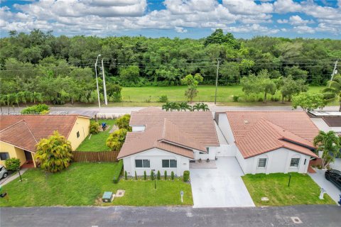 Villa ou maison à vendre à Miami, Floride: 4 chambres, 141.21 m2 № 1320755 - photo 2