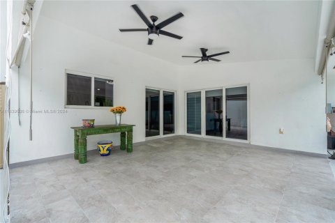 House in Miami, Florida 4 bedrooms, 141.21 sq.m. № 1320755 - photo 25