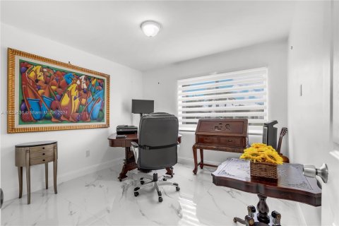 Villa ou maison à vendre à Miami, Floride: 4 chambres, 141.21 m2 № 1320755 - photo 21