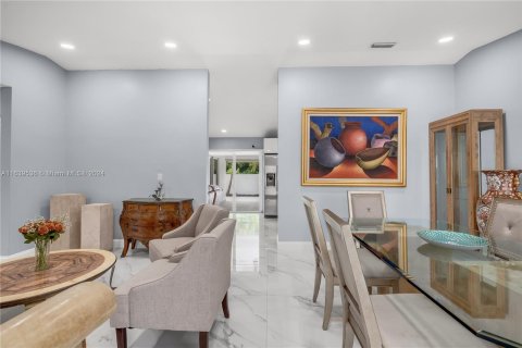 Villa ou maison à vendre à Miami, Floride: 4 chambres, 141.21 m2 № 1320755 - photo 5