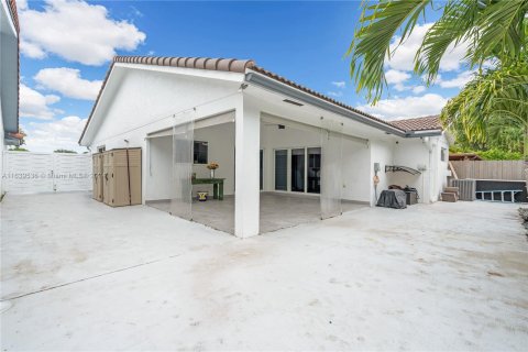 House in Miami, Florida 4 bedrooms, 141.21 sq.m. № 1320755 - photo 24