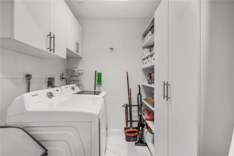 Casa en venta en Miami, Florida, 4 dormitorios, 141.21 m2 № 1320755 - foto 19