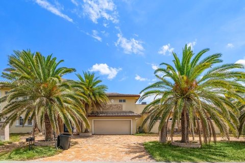 House in Fort Lauderdale, Florida 6 bedrooms, 790.78 sq.m. № 1175901 - photo 1