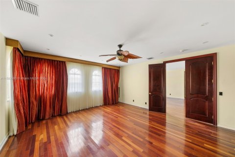 House in Fort Lauderdale, Florida 6 bedrooms, 790.78 sq.m. № 1175901 - photo 11