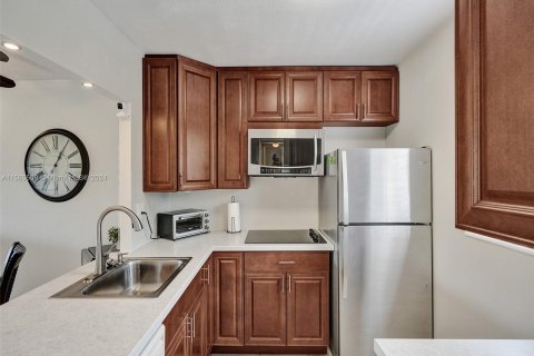 Condo in Lauderdale Lakes, Florida, 1 bedroom  № 1092605 - photo 7