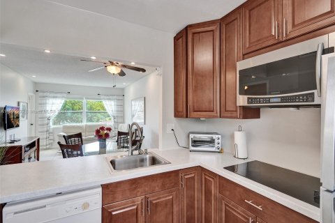 Condo in Lauderdale Lakes, Florida, 1 bedroom  № 1092605 - photo 11