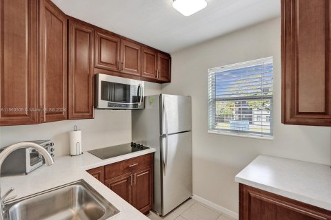 Condo in Lauderdale Lakes, Florida, 1 bedroom  № 1092605 - photo 9