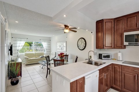 Condo in Lauderdale Lakes, Florida, 1 bedroom  № 1092605 - photo 1