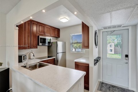 Condo in Lauderdale Lakes, Florida, 1 bedroom  № 1092605 - photo 8