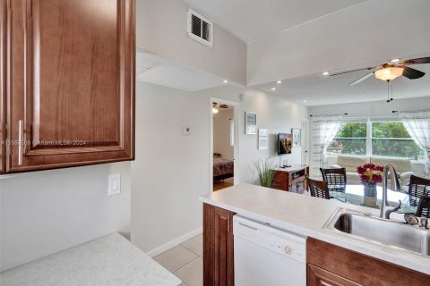 Condo in Lauderdale Lakes, Florida, 1 bedroom  № 1092605 - photo 12