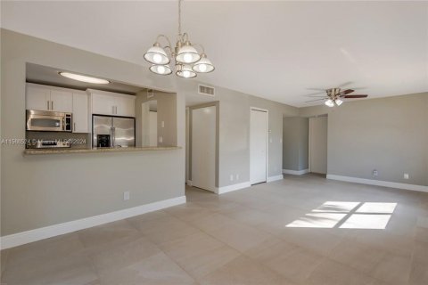 Condominio en venta en Miramar, Florida, 1 dormitorio, 71.53 m2 № 1092607 - foto 1
