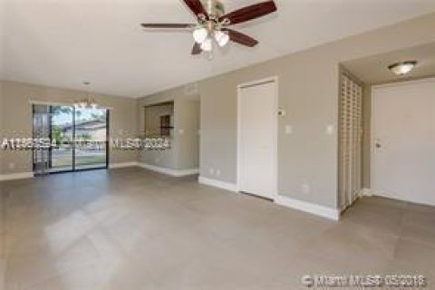 Condominio en venta en Miramar, Florida, 1 dormitorio, 71.53 m2 № 1092607 - foto 3