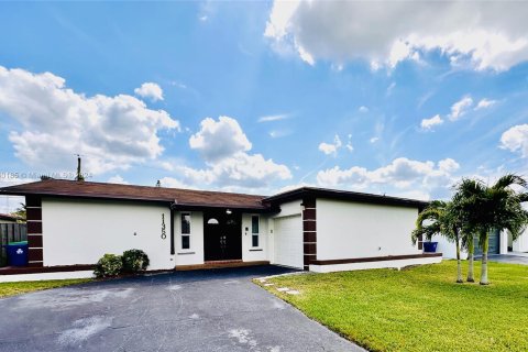 House in Sunrise, Florida 3 bedrooms, 138.33 sq.m. № 1092611 - photo 2