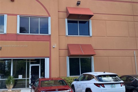 Commercial property in Doral, Florida № 1092610 - photo 1