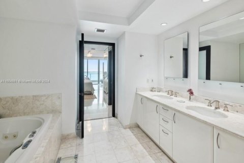 Condo in Miami, Florida, 3 bedrooms  № 1384459 - photo 25