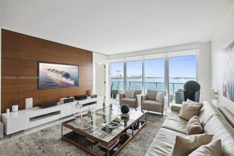 Condo in Miami, Florida, 3 bedrooms  № 1384459 - photo 2