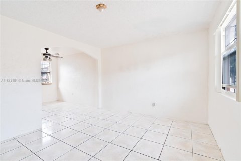 Villa ou maison à vendre à Miami, Floride: 2 chambres, 70.88 m2 № 1384504 - photo 4