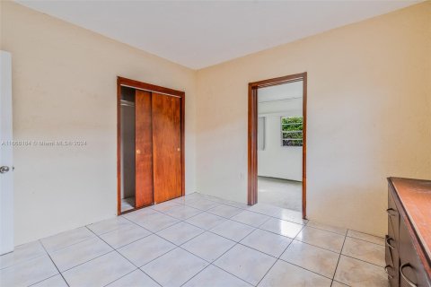 Villa ou maison à vendre à Miami, Floride: 2 chambres, 70.88 m2 № 1384504 - photo 8