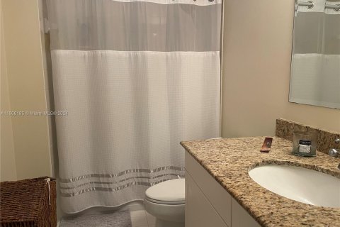 Condo in Miami, Florida, 1 bedroom  № 1384506 - photo 10