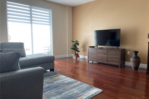 Condo in Miami, Florida, 1 bedroom  № 1384506 - photo 2