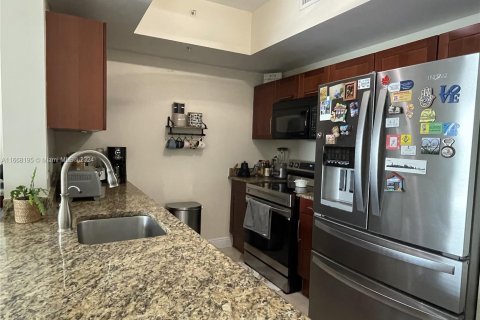 Condo in Miami, Florida, 1 bedroom  № 1384506 - photo 5