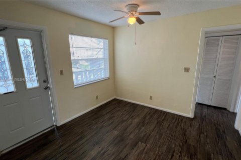 Condo in Lauderhill, Florida, 1 bedroom  № 1330182 - photo 5